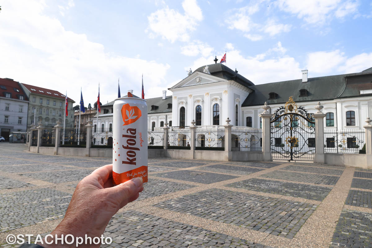Nie som si isty, co sa pije v prezidentskom palaci Coca-Cola, alebo Kofola___.jpg