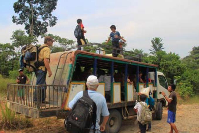 Miestny dopravný prostriedok pre cestovanie v pralese