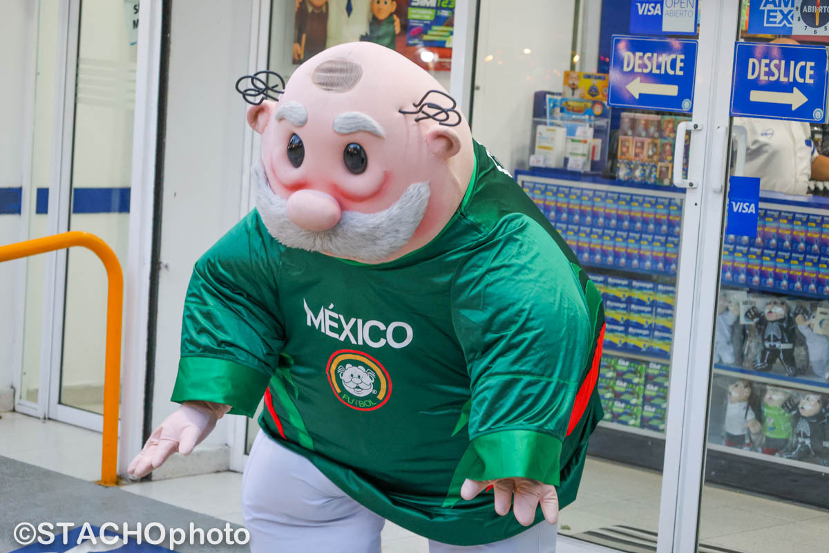 06.Futbalovy maskot v uliciach Cancunu.jpg 