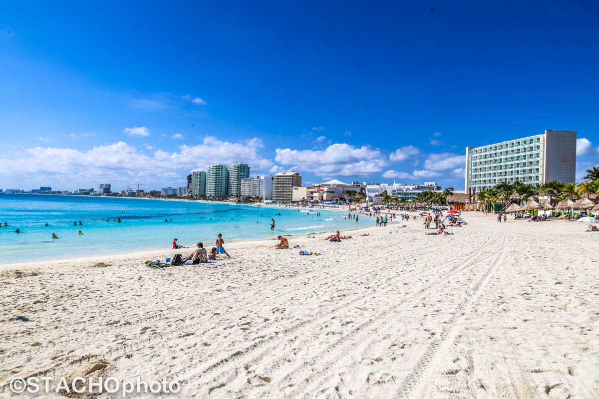 15.Forum pláž Cancun.jpg 