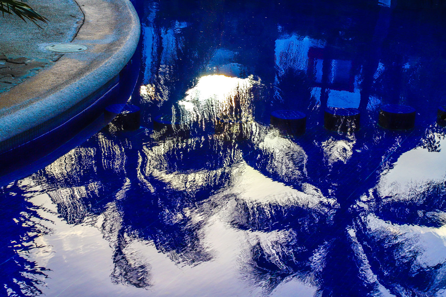 Privítali nás aj odrazy paliem v swiminpoole