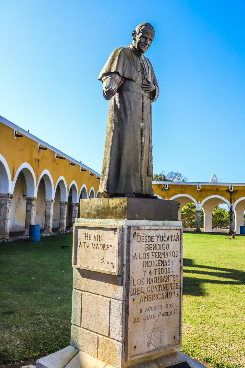 IZAMAL kláštorná socha polskeho pápeža