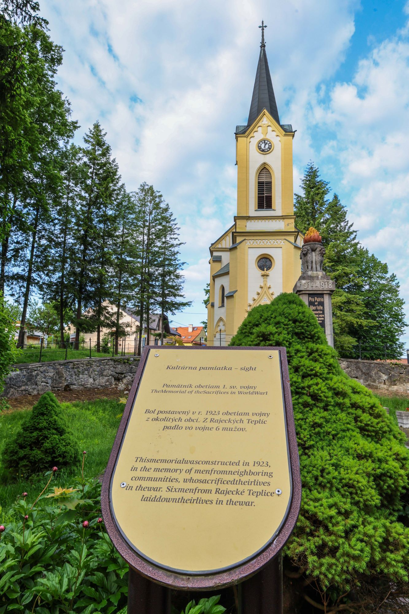 KATOLICKY KOSTOL V RAJECKYCH TEPLICIACH