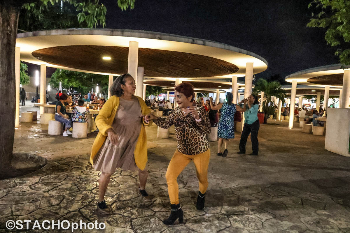 Ludia sa zabávaju a tancuju v cancunskych parkoch.jpg