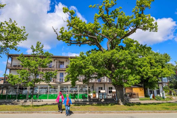 Marika (zlava) a Anežka (zprava) pred Hafen Hotelom Lauterbach