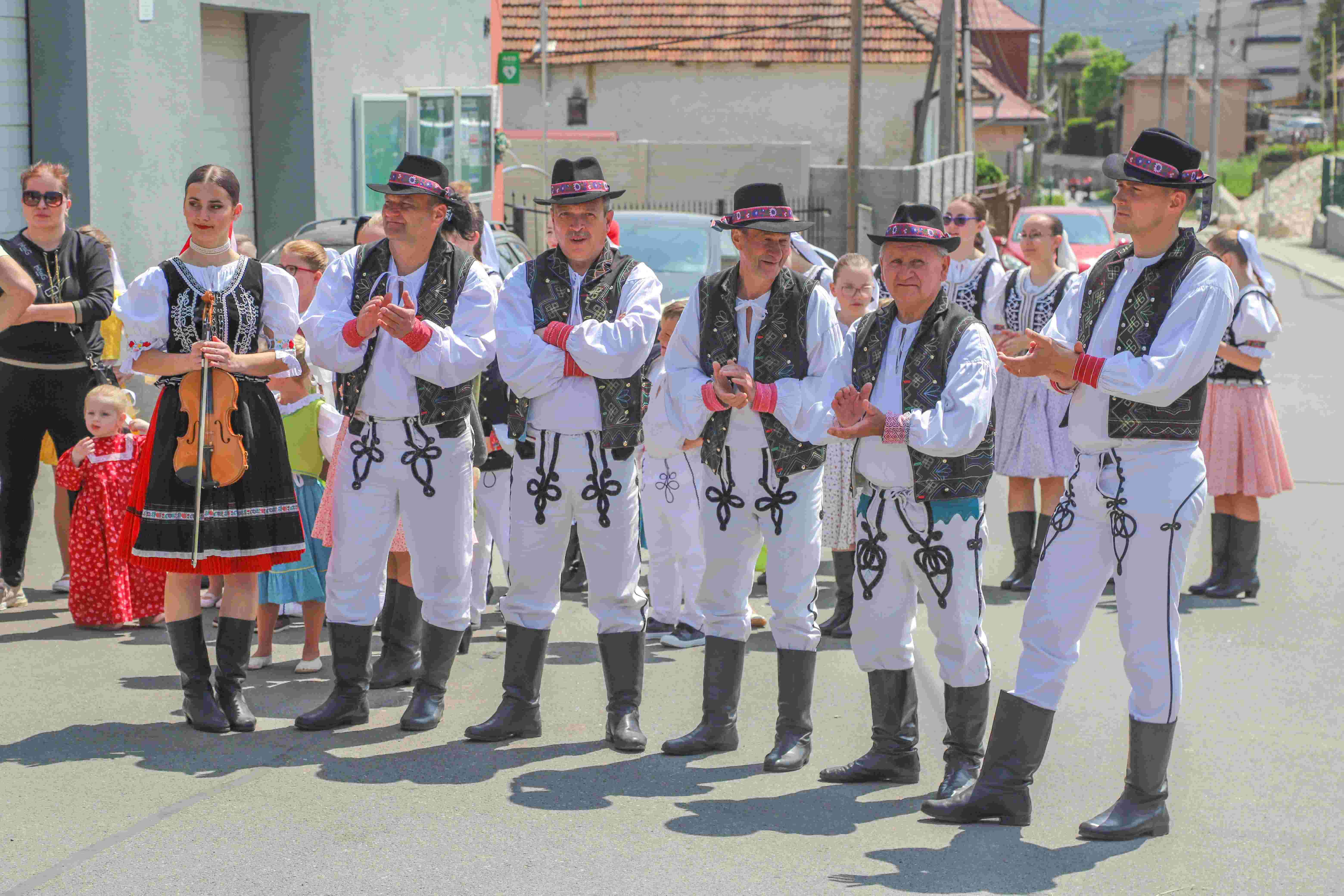 Miestni nas vitali vo vychodoslovenskych krojoch