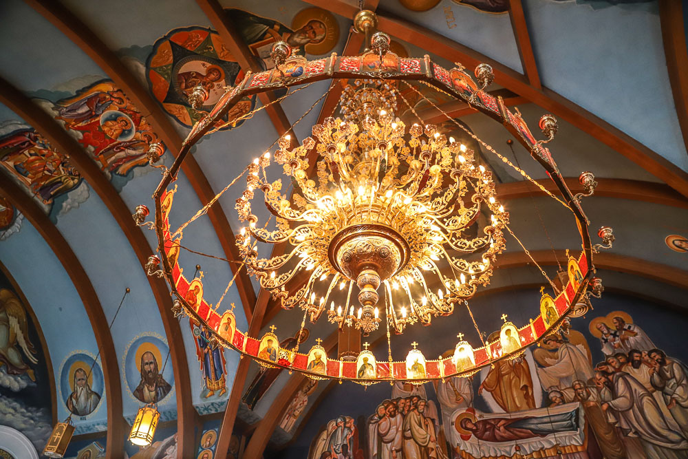  Nádherny luster u grekokatolíkov v Hamiltone .jpg
