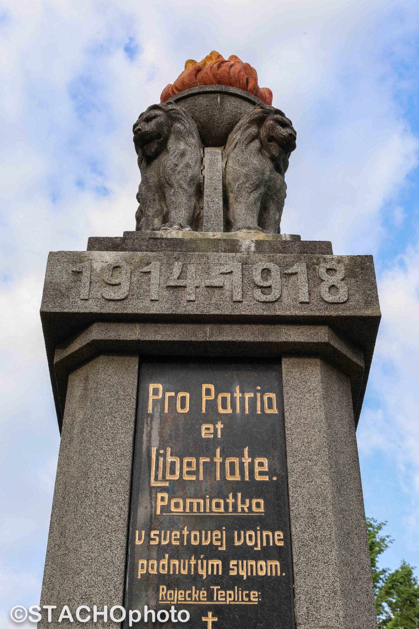 RAJECKE TEPLICE PRED KOSTOLOM