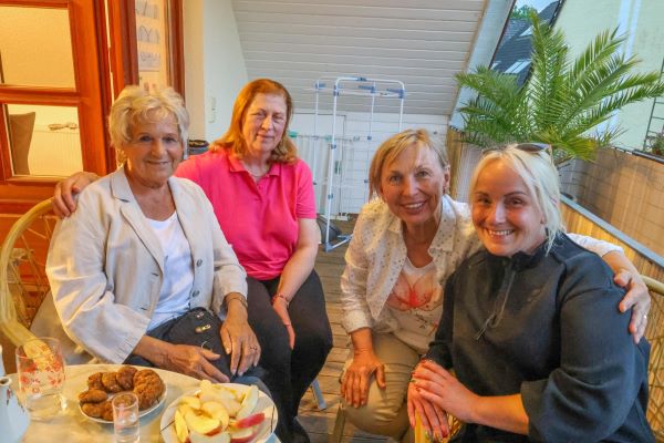 Zlava Ingrid, potom Marika, Aneźka, prva zprava Janine dcera Waltraud.jpg