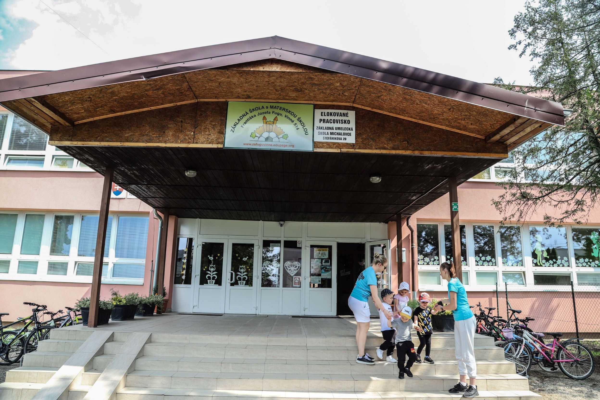 s.Hlavny vchod do skoly aj muzea.jpg 