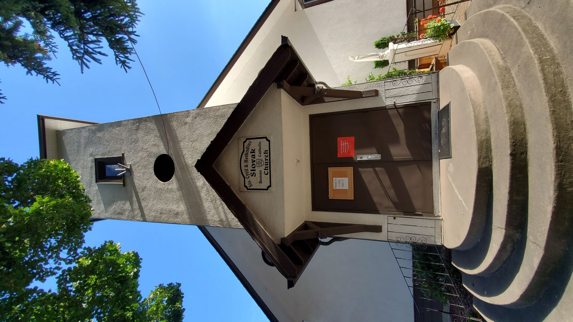 nápis na dverach z dialky