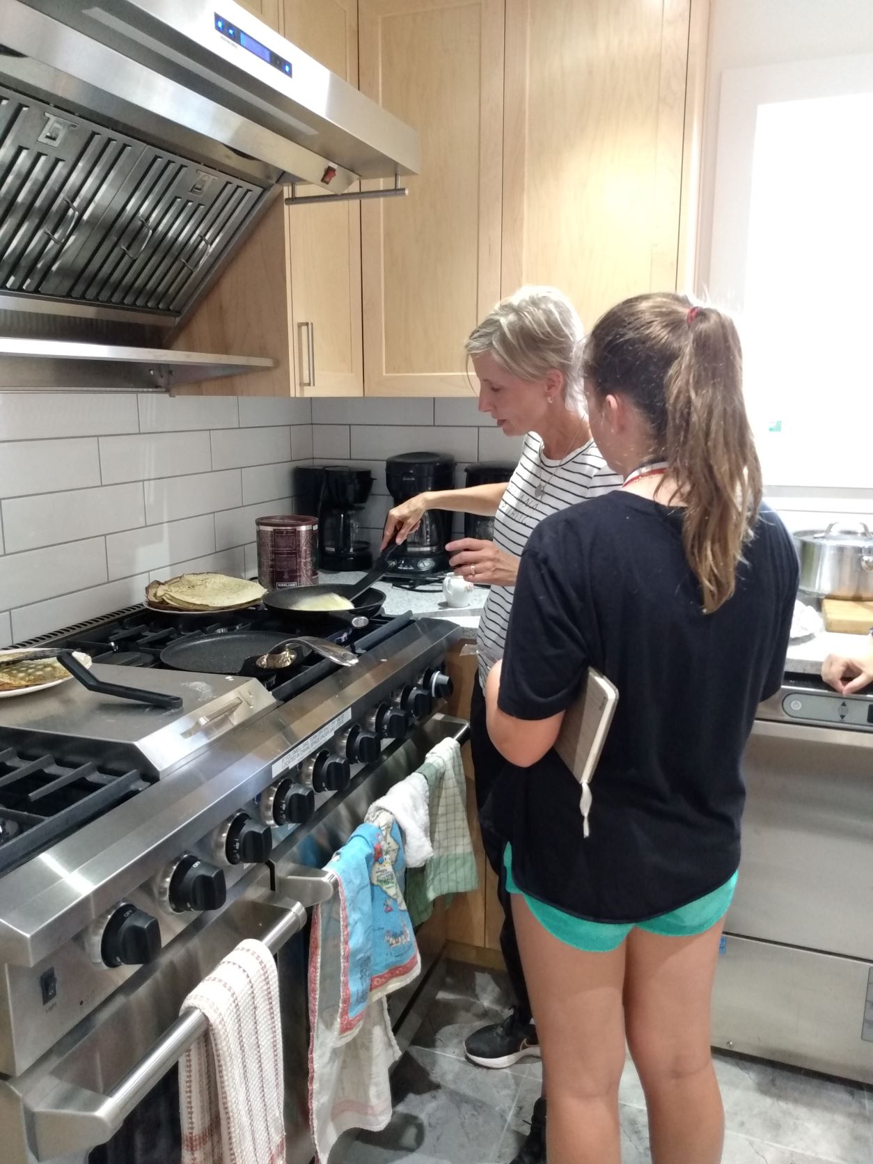 kucharky pripravujú občerstvenie